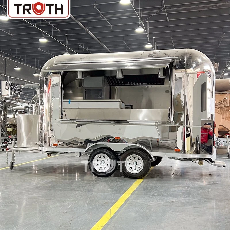 รถขายอาหารสไตล์ Airstream ในฝรั่งเศส: ตัวอย่างอาหารจานด่วนสแตนเลสที่สร้างขึ้นเพื่อสไตล์และการบริการ